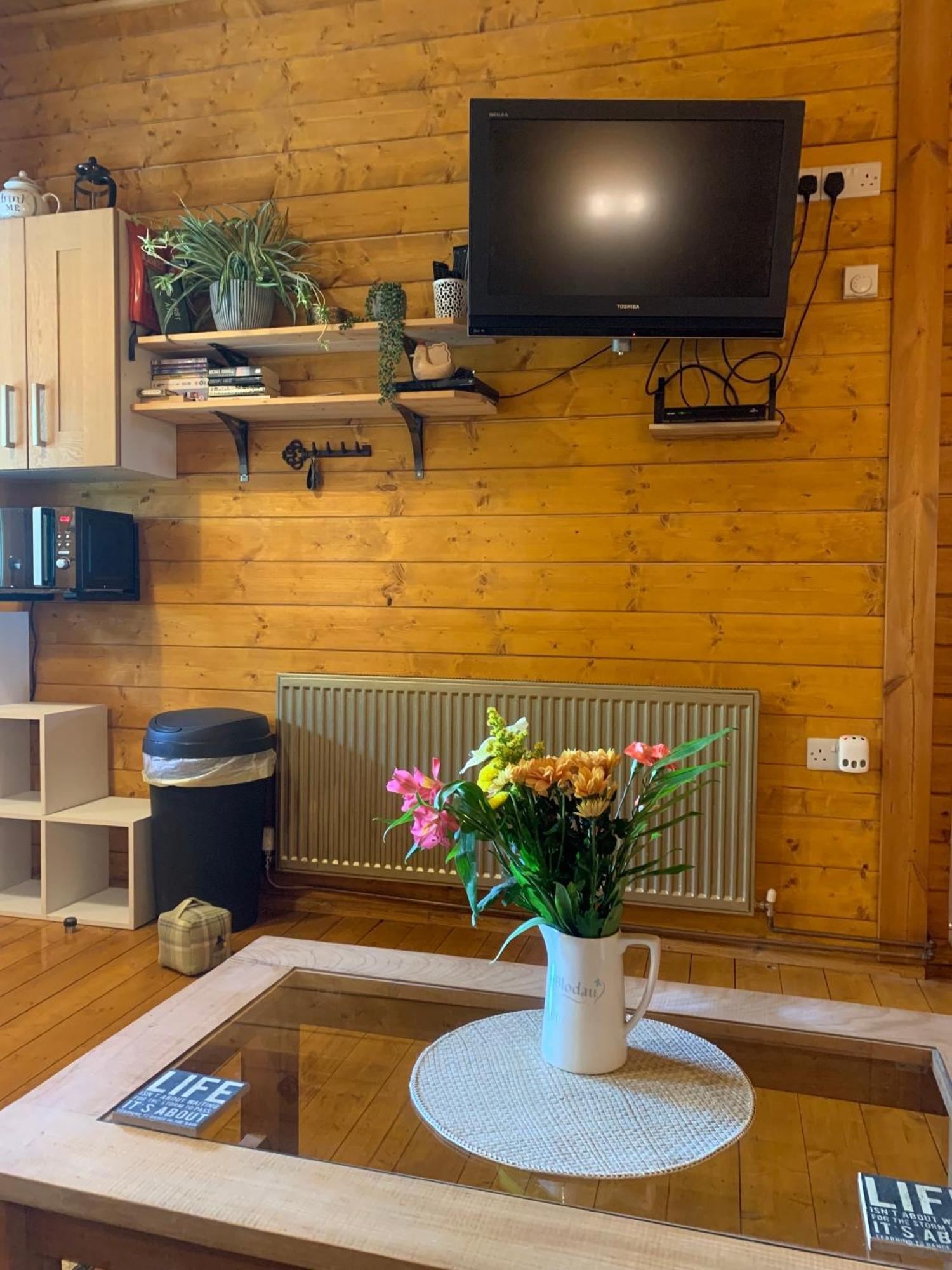 Cherry Cabin - Little Log Cabin In Wales Bettws Cedewain Extérieur photo